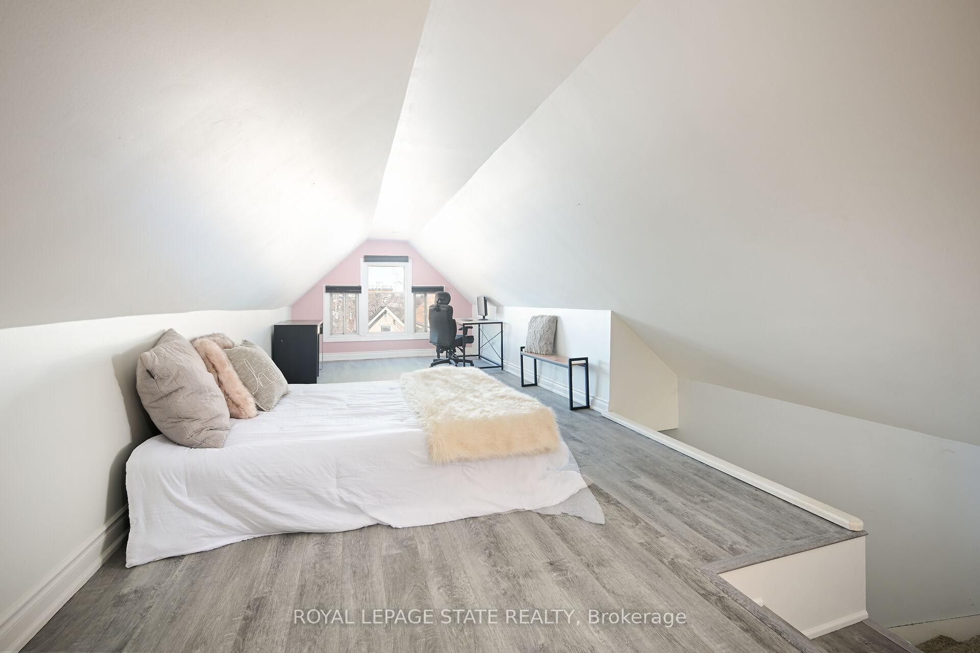 200 Kensington Avenue N, Hamilton, ON - Indoor Photo Showing Bedroom