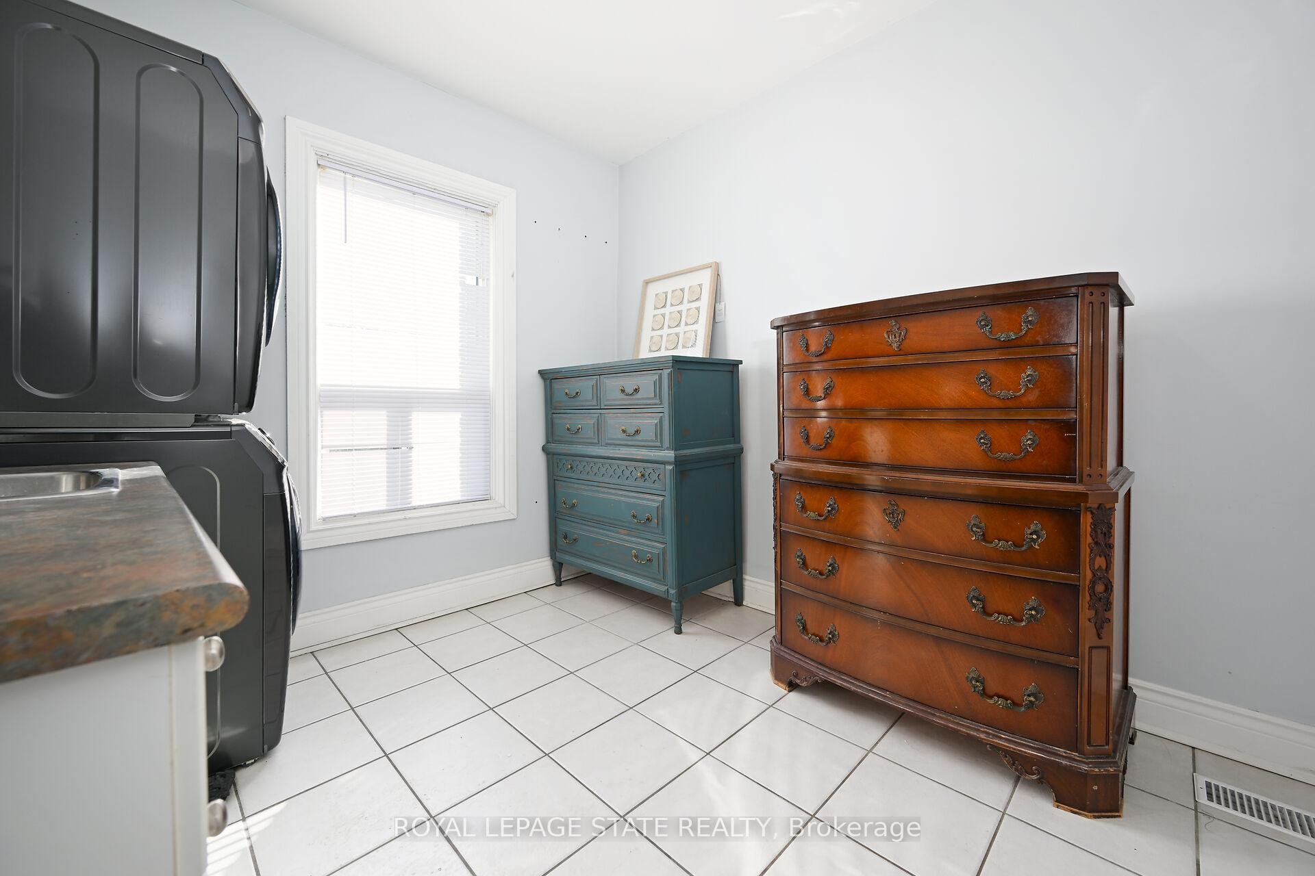 200 Kensington Avenue N, Hamilton, ON - Indoor