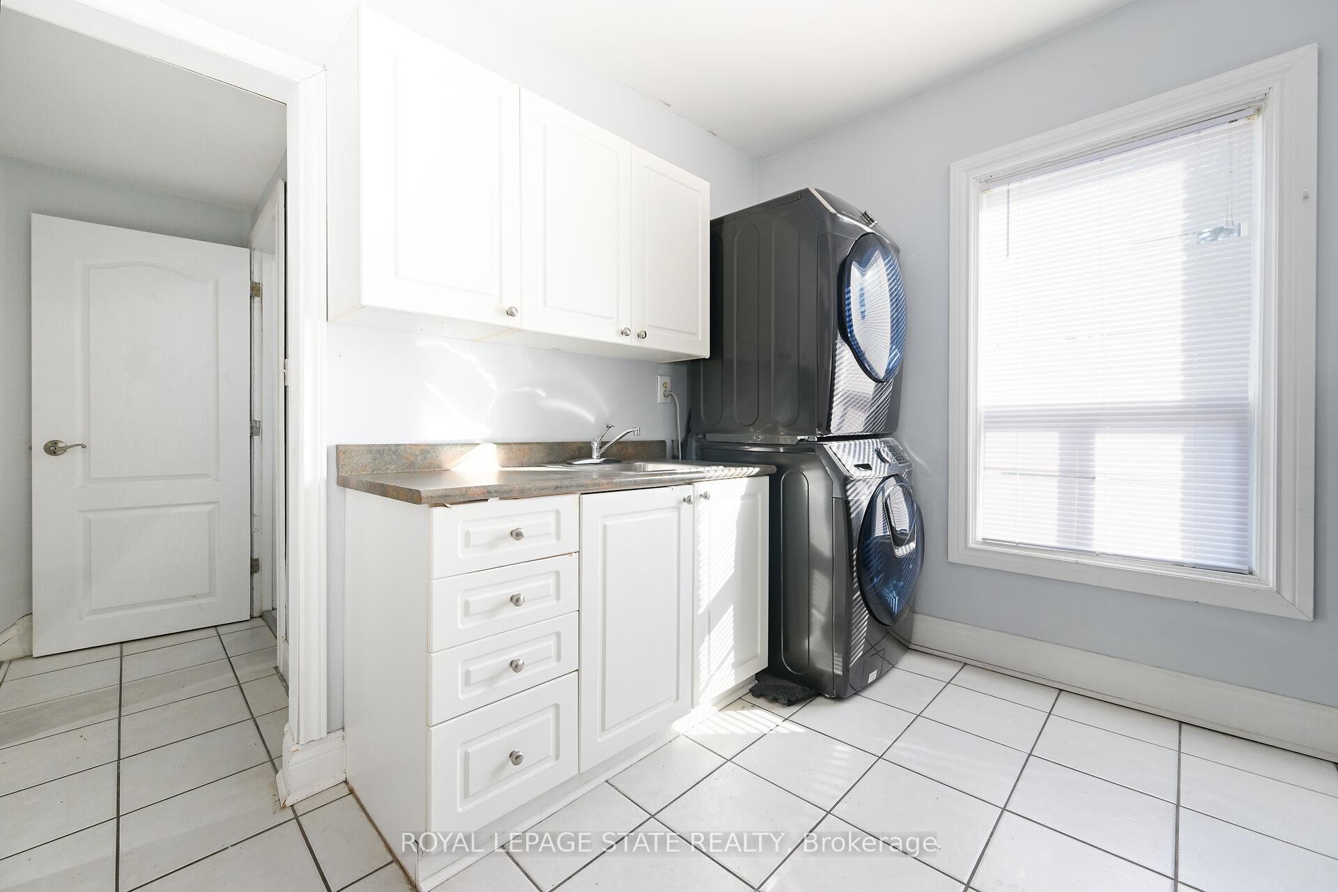 200 Kensington Avenue N, Hamilton, ON - Indoor Photo Showing Laundry Room