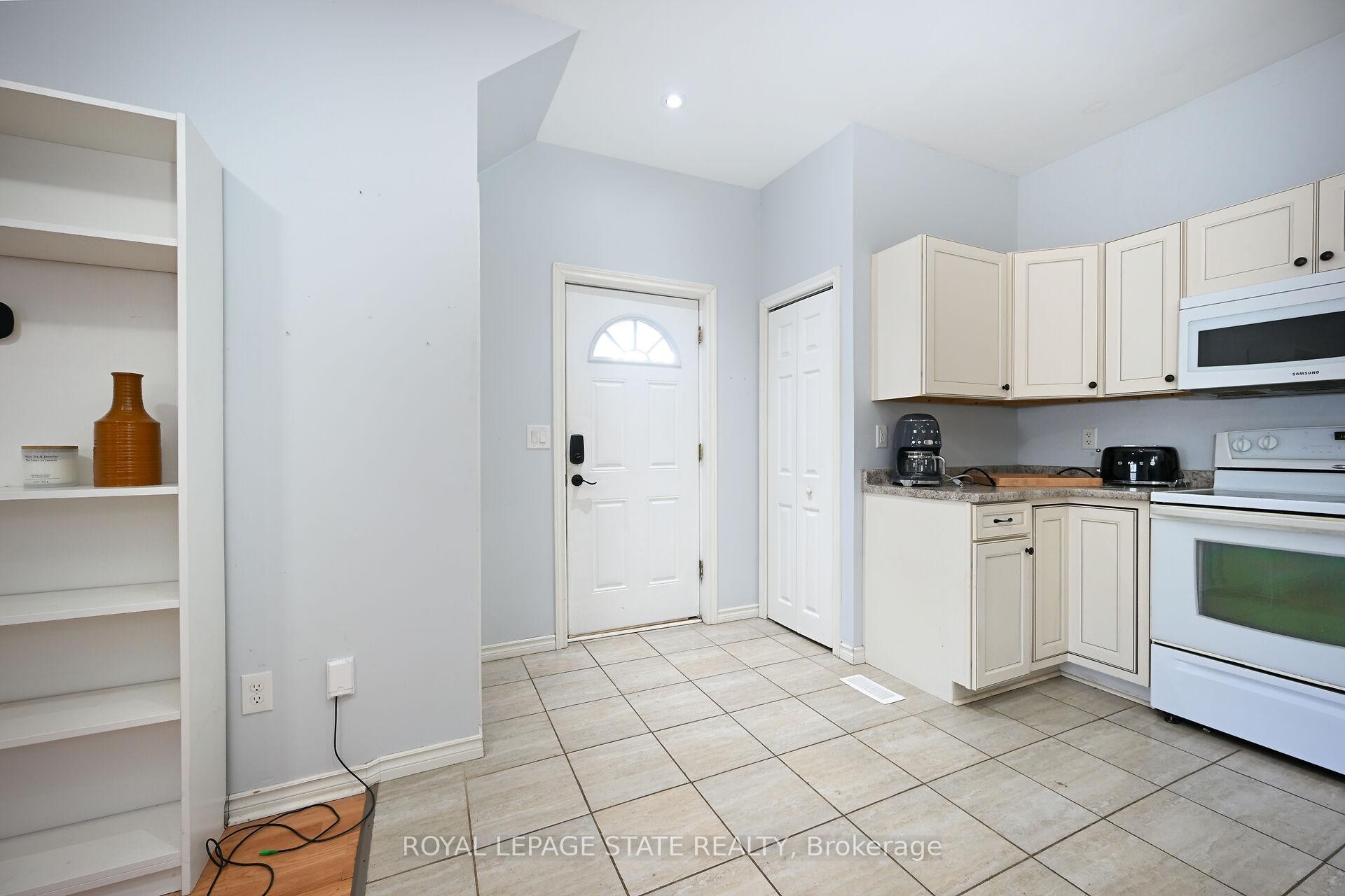 200 Kensington Avenue N, Hamilton, ON - Indoor Photo Showing Kitchen