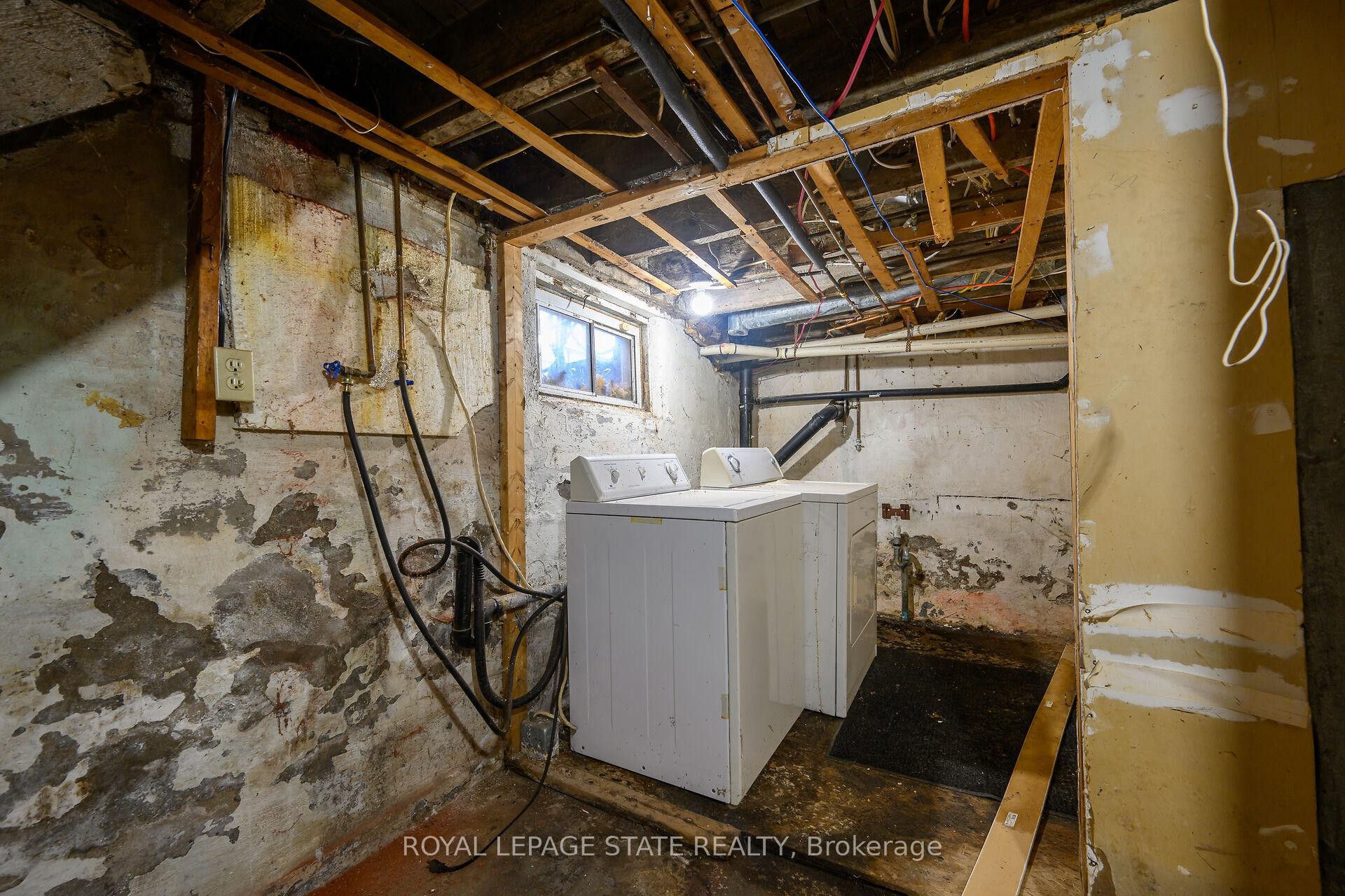 200 Kensington Avenue N, Hamilton, ON - Indoor Photo Showing Laundry Room
