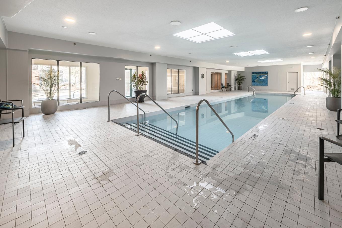 Plafond - 1301-5115 Boul. De L'Assomption, Montréal (Rosemont/La Petite-Patrie), QC - Indoor Photo Showing Other Room With In Ground Pool