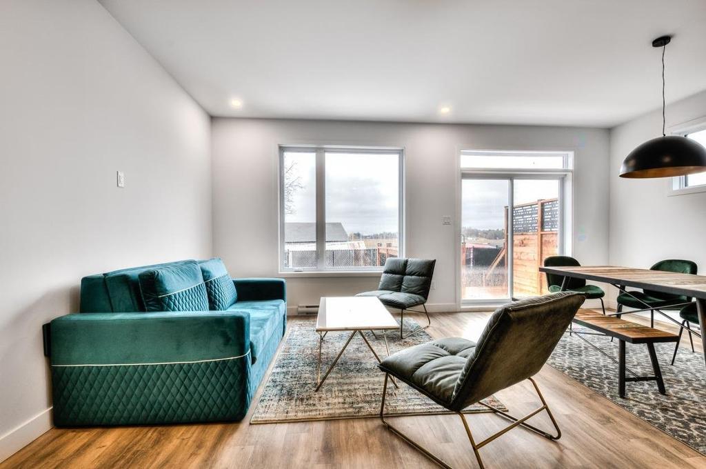 Living room - 193 21E Rue O., Venise-En-Québec, QC