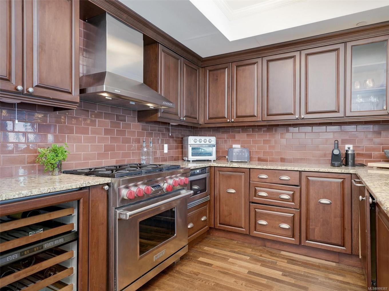 505-1175 Beach Dr, Oak Bay, BC - Indoor Photo Showing Kitchen With Upgraded Kitchen