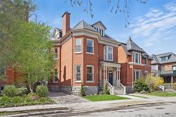 17 Av. Melbourne Westmount, QC H3Z 1H8