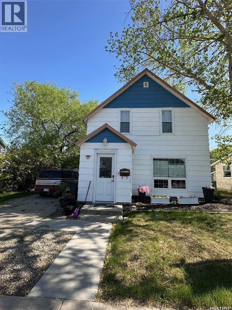 1217 2Nd Street, Estevan, SK - Outdoor