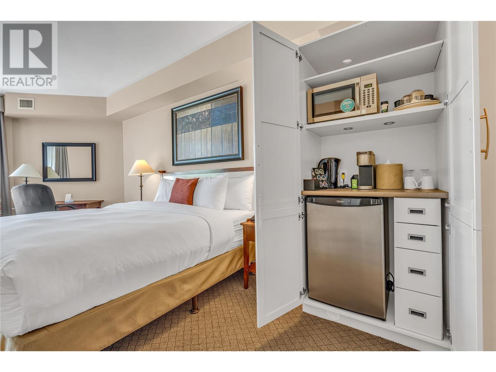 12811 Lakeshore Drive S Unit# 410/411, Summerland, BC - Indoor Photo Showing Bedroom