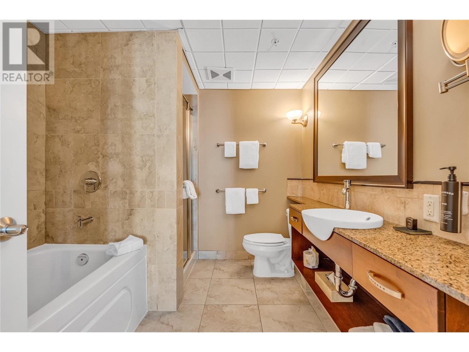 12811 Lakeshore Drive S Unit# 410/411, Summerland, BC - Indoor Photo Showing Bathroom