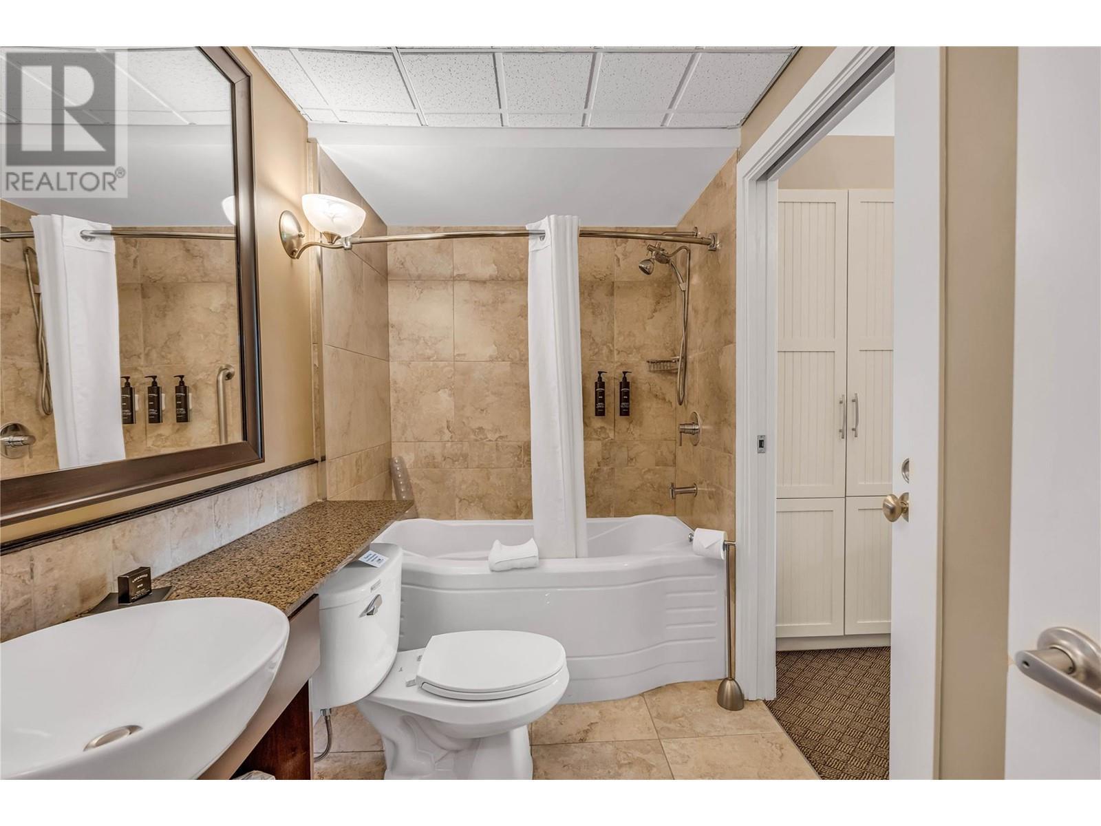 12811 Lakeshore Drive S Unit# 410/411, Summerland, BC - Indoor Photo Showing Bathroom