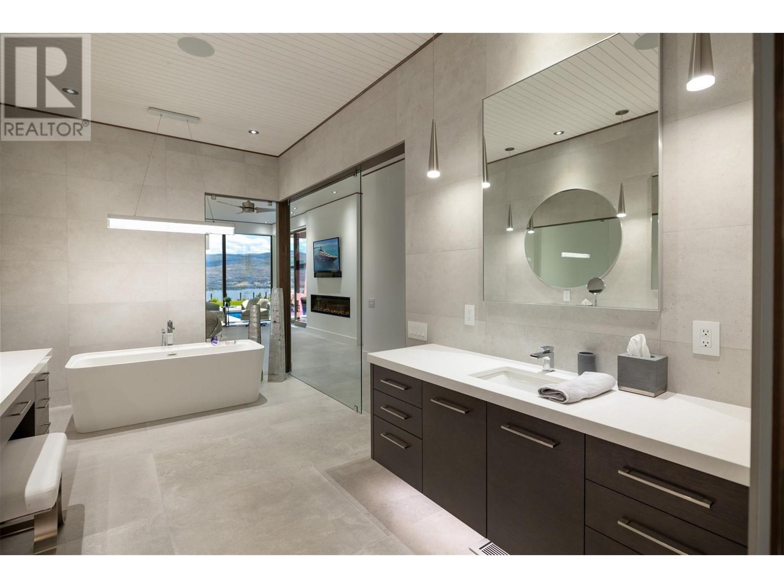 2463 Thacker Drive, West Kelowna, BC - Indoor Photo Showing Bathroom