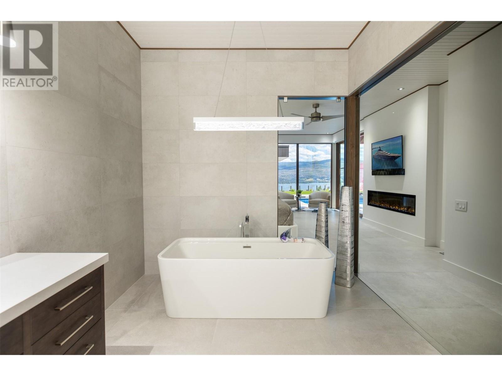 2463 Thacker Drive, West Kelowna, BC - Indoor Photo Showing Bathroom