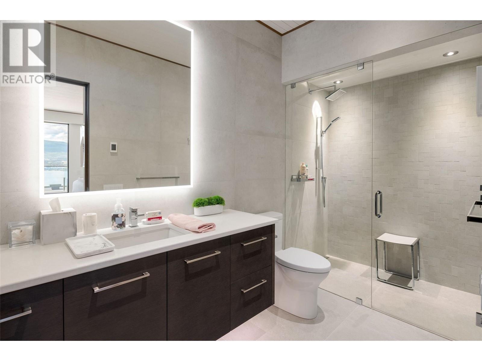 2463 Thacker Drive, West Kelowna, BC - Indoor Photo Showing Bathroom