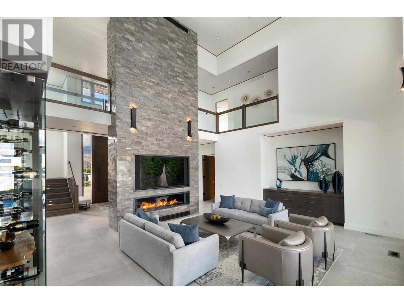 2463 Thacker Drive, West Kelowna, BC - Indoor Photo Showing Living Room