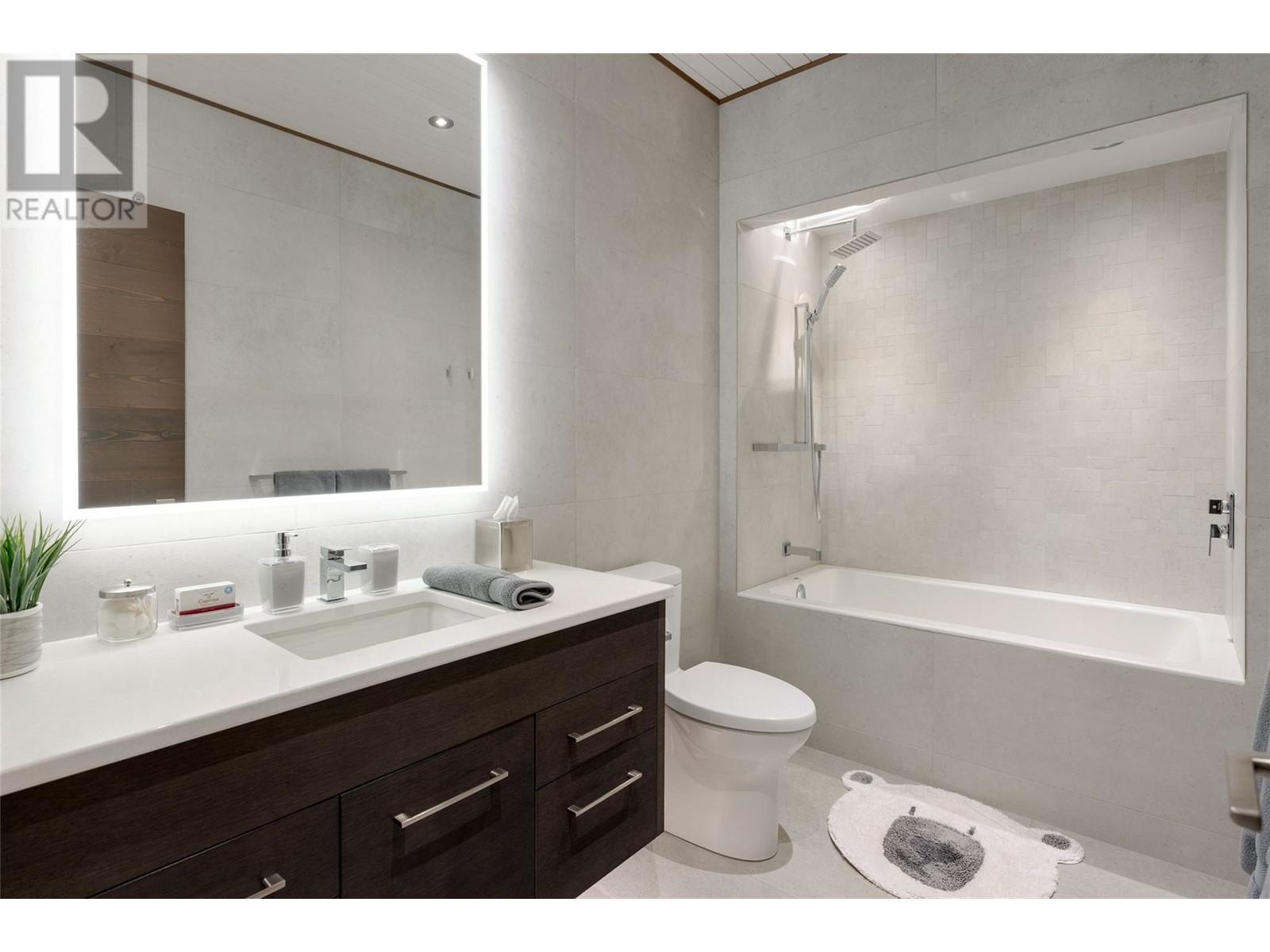 2463 Thacker Drive, West Kelowna, BC - Indoor Photo Showing Bathroom
