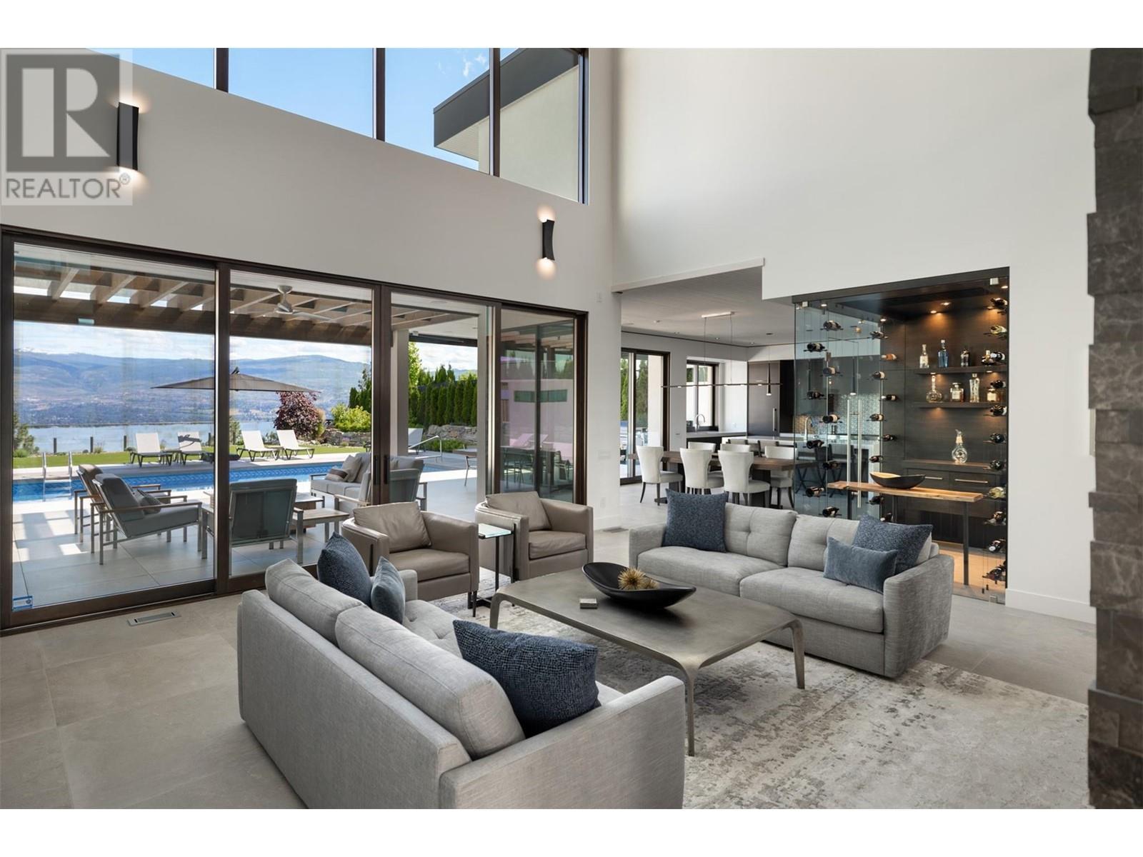 2463 Thacker Drive, West Kelowna, BC - Indoor Photo Showing Living Room