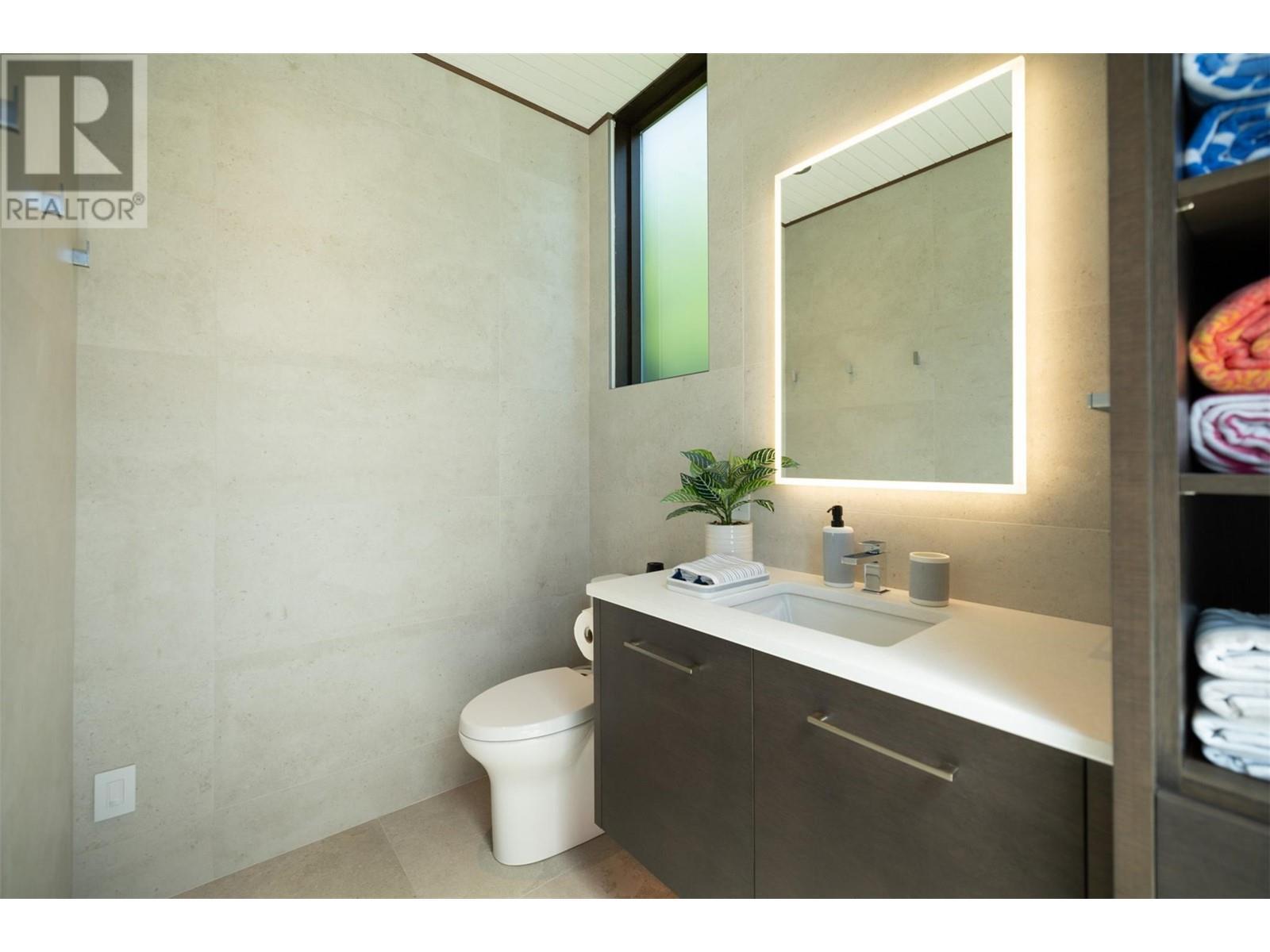 2463 Thacker Drive, West Kelowna, BC - Indoor Photo Showing Bathroom