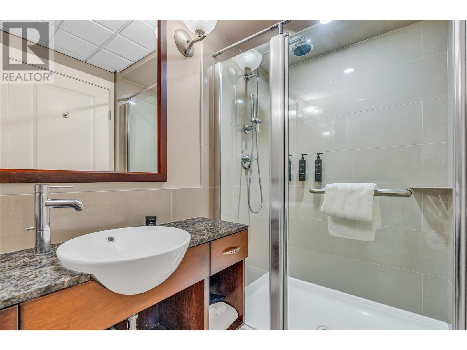 13011 Lakeshore Drive S Unit# 370, Summerland, BC - Indoor Photo Showing Bathroom