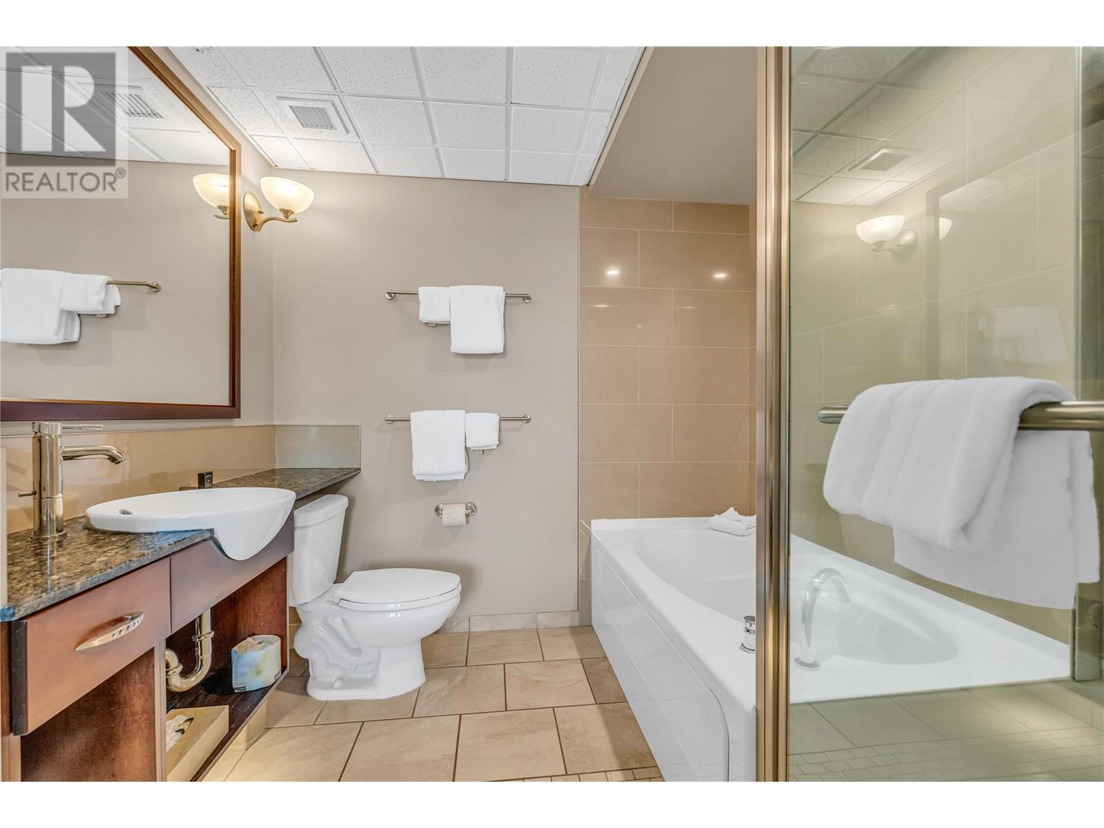 13011 Lakeshore Drive S Unit# 370, Summerland, BC - Indoor Photo Showing Bathroom