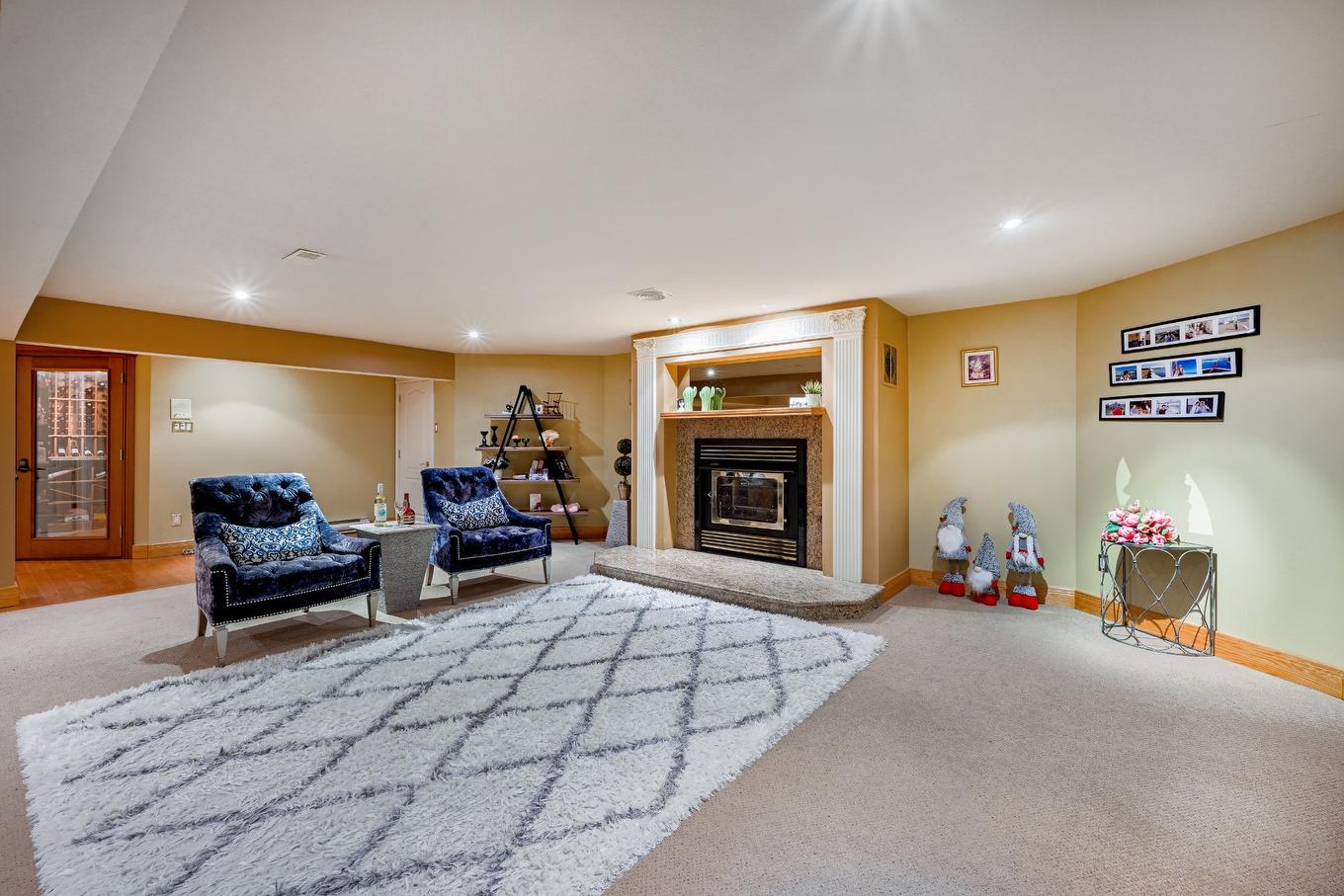 Family room - 303 Rue Alphonse-Desjardins, Montréal (L'Île-Bizard/Sainte-Geneviève), QC - Indoor With Fireplace