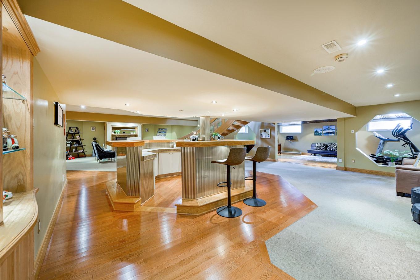 Bar - 303 Rue Alphonse-Desjardins, Montréal (L'Île-Bizard/Sainte-Geneviève), QC - Indoor Photo Showing Other Room