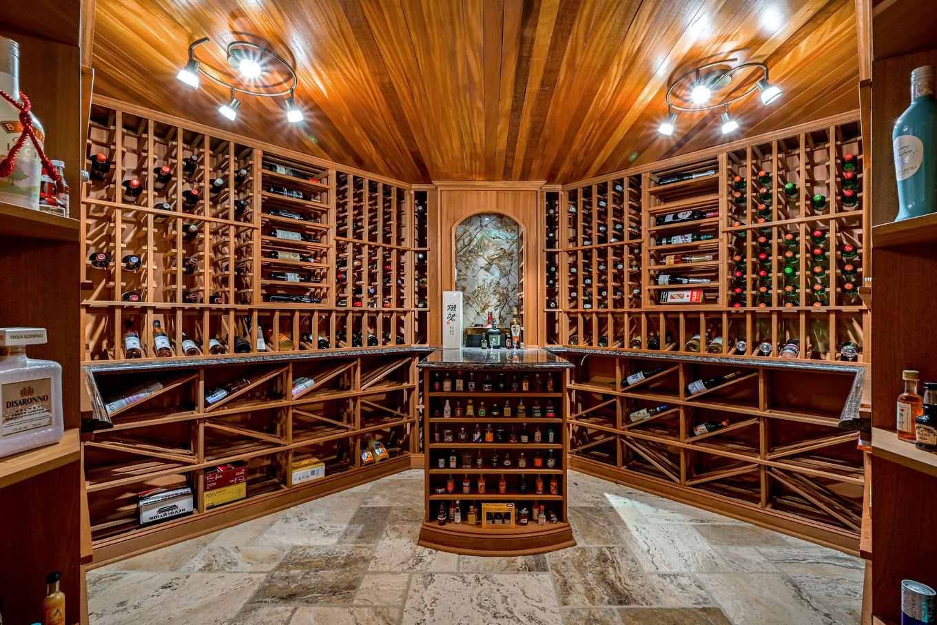 Wine cellar - 303 Rue Alphonse-Desjardins, Montréal (L'Île-Bizard/Sainte-Geneviève), QC - Indoor With Storage