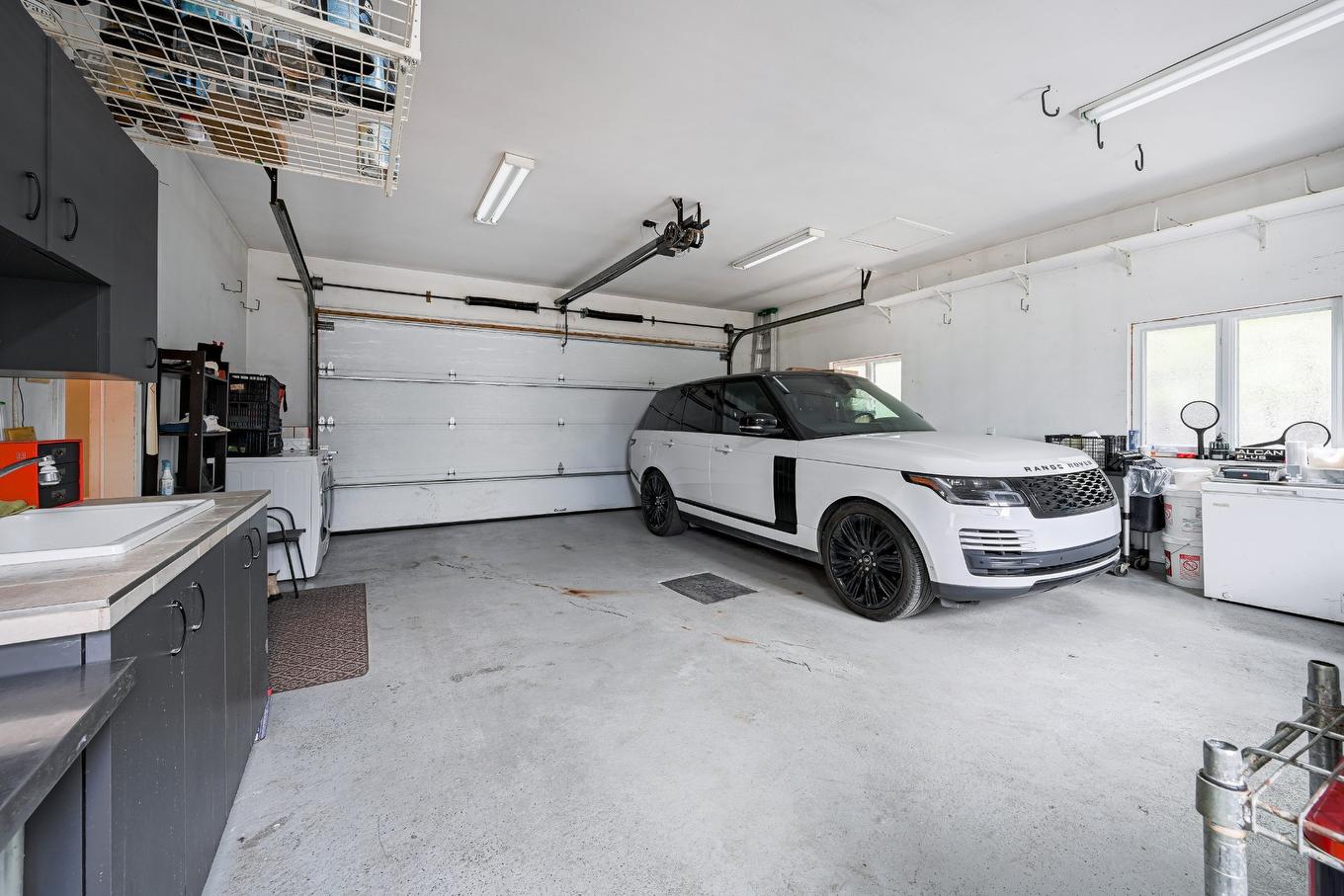 Garage - 303 Rue Alphonse-Desjardins, Montréal (L'Île-Bizard/Sainte-Geneviève), QC - Indoor Photo Showing Garage