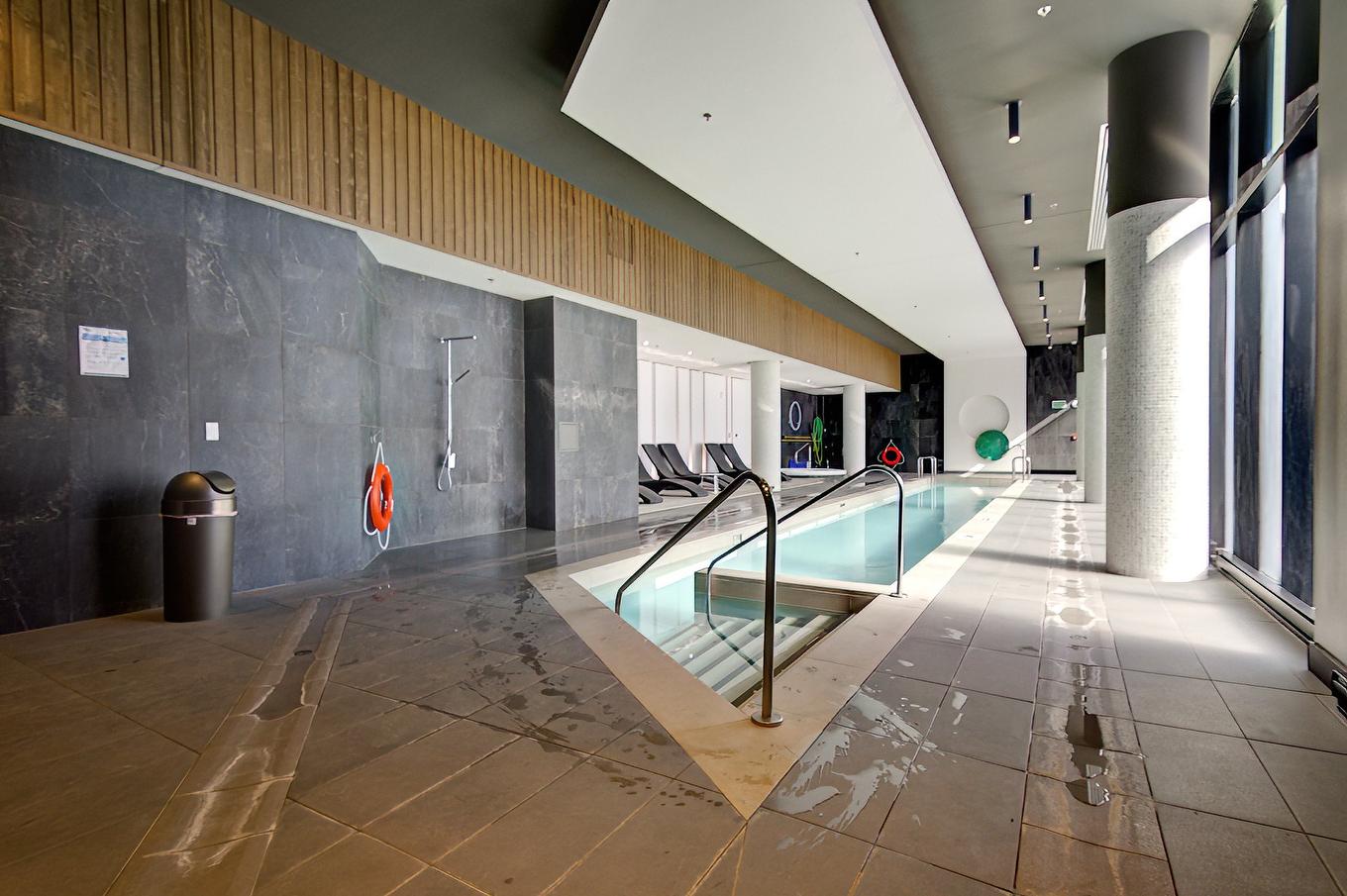 Piscine - 406-605 Rue De L'Escale, Brossard, QC - Indoor Photo Showing Other Room With In Ground Pool