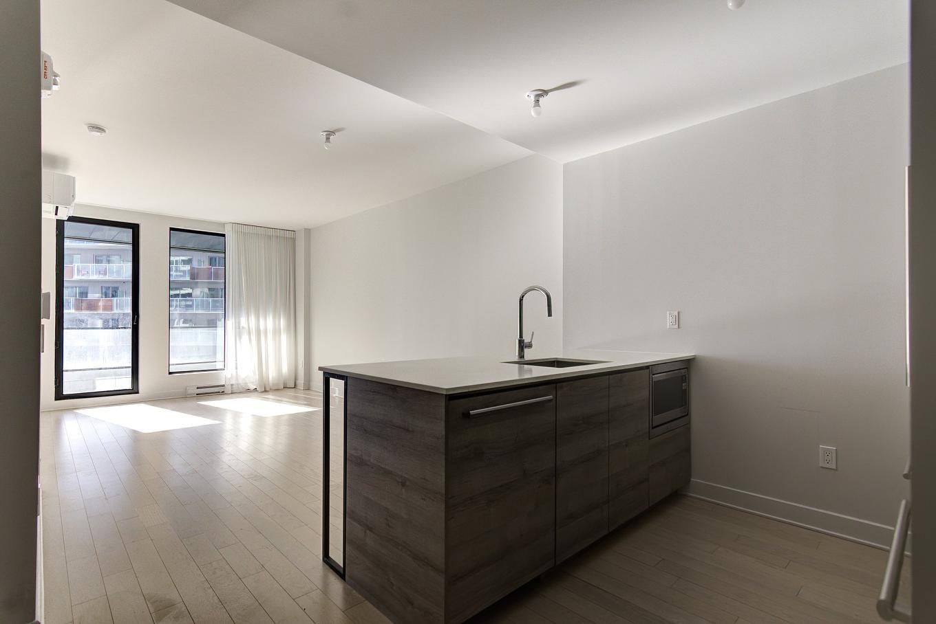 Salon - 406-605 Rue De L'Escale, Brossard, QC - Indoor