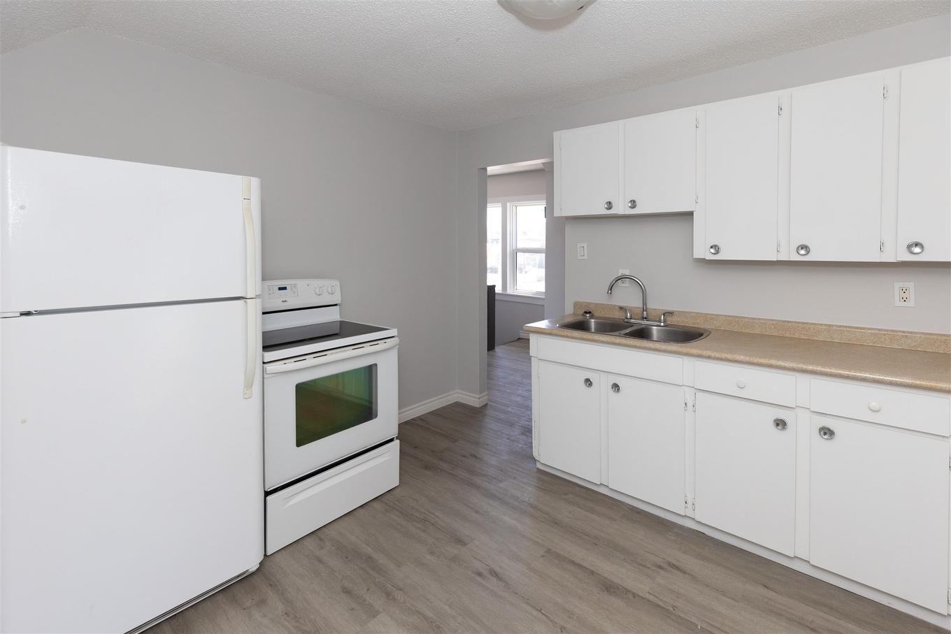 401 May Street N, Thunder Bay, ON - Indoor Photo Showing Kitchen With Double Sink