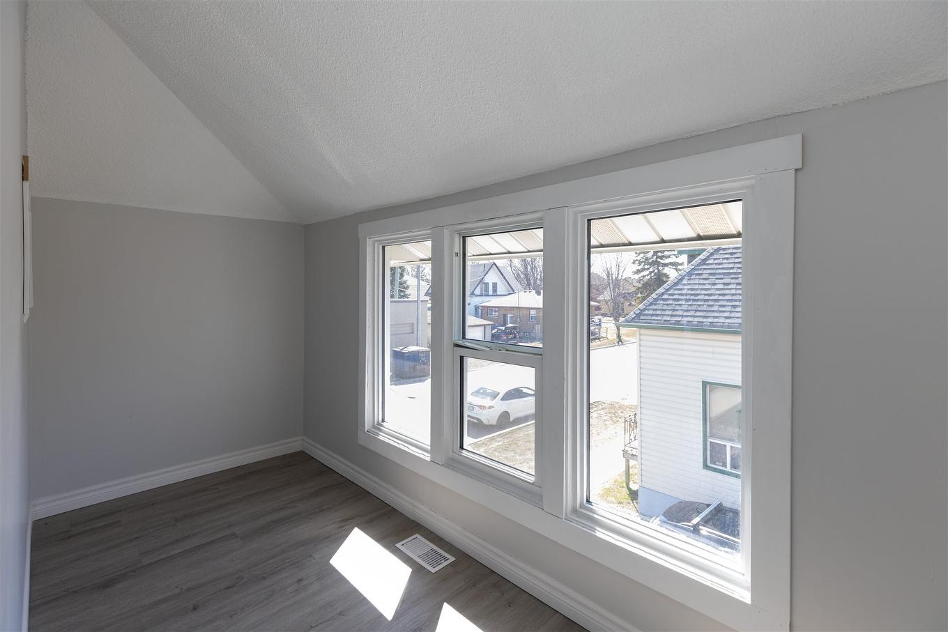 401 May Street N, Thunder Bay, ON - Indoor Photo Showing Other Room