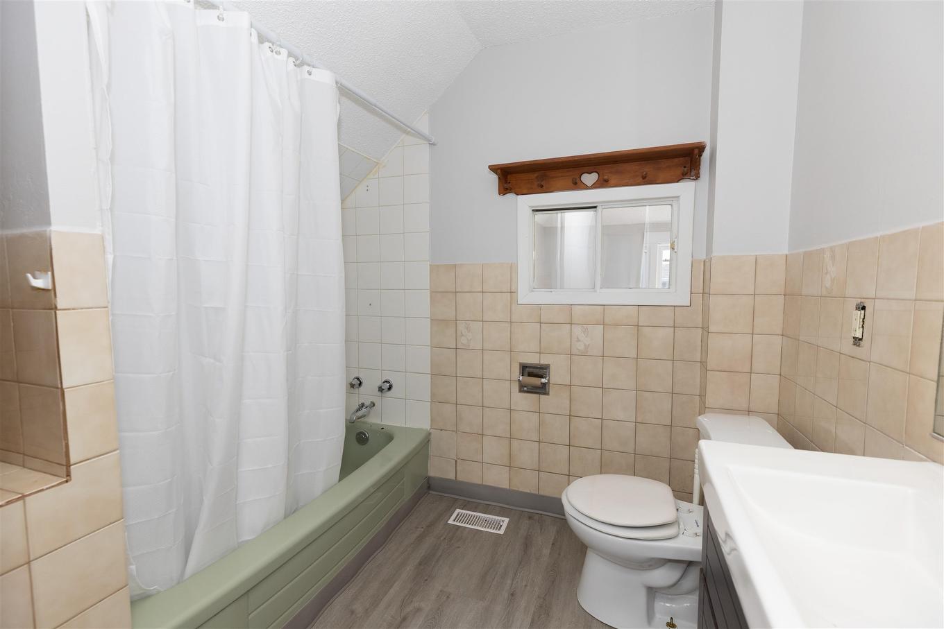 401 May Street N, Thunder Bay, ON - Indoor Photo Showing Bathroom