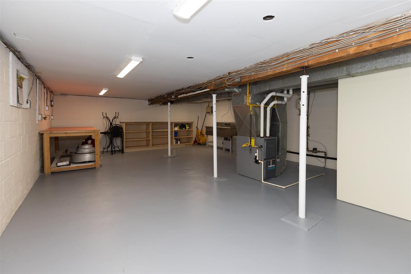 401 May Street N, Thunder Bay, ON - Indoor Photo Showing Garage