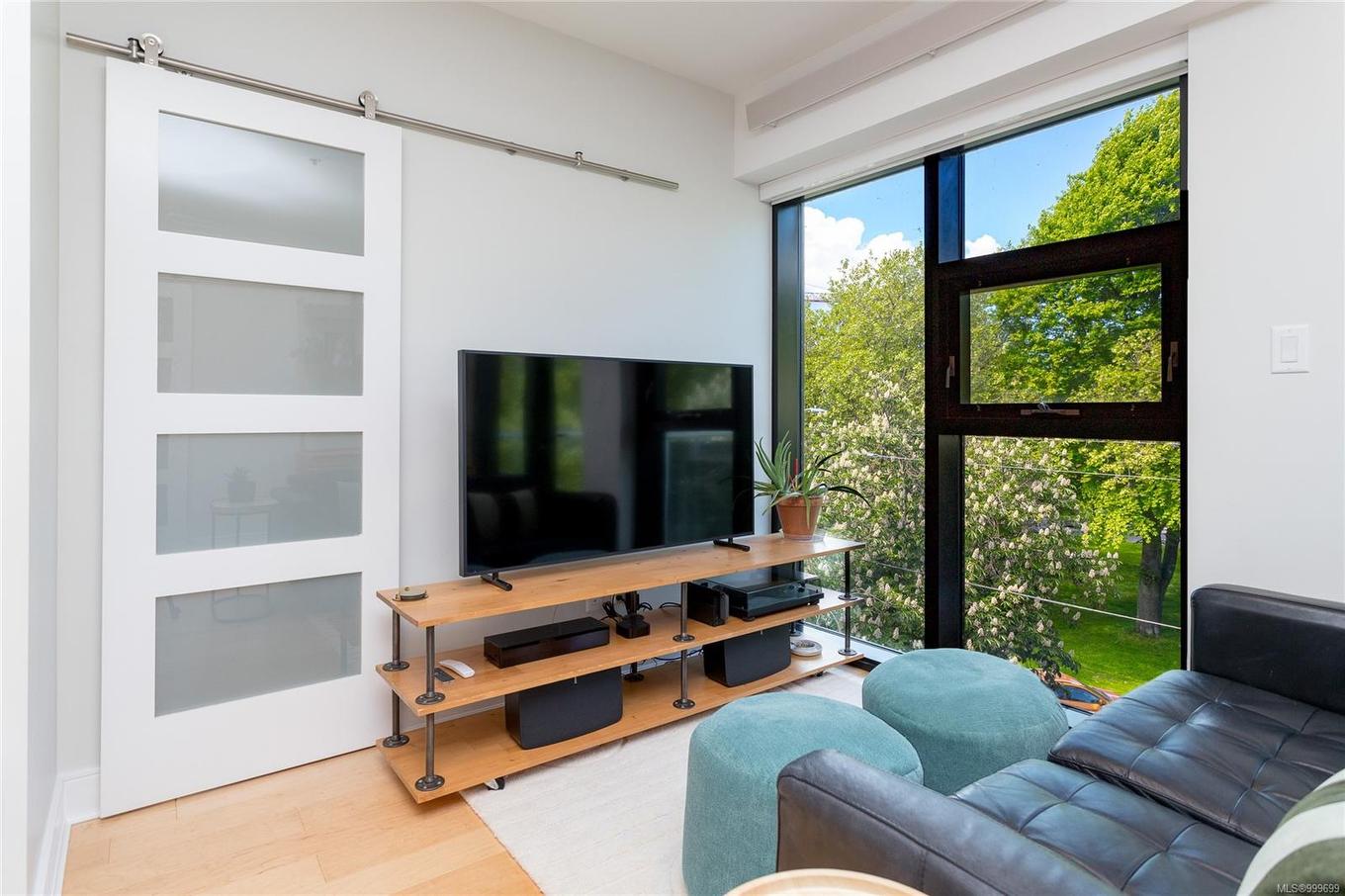 N408-1105 Pandora Ave, Victoria, BC - Indoor Photo Showing Living Room