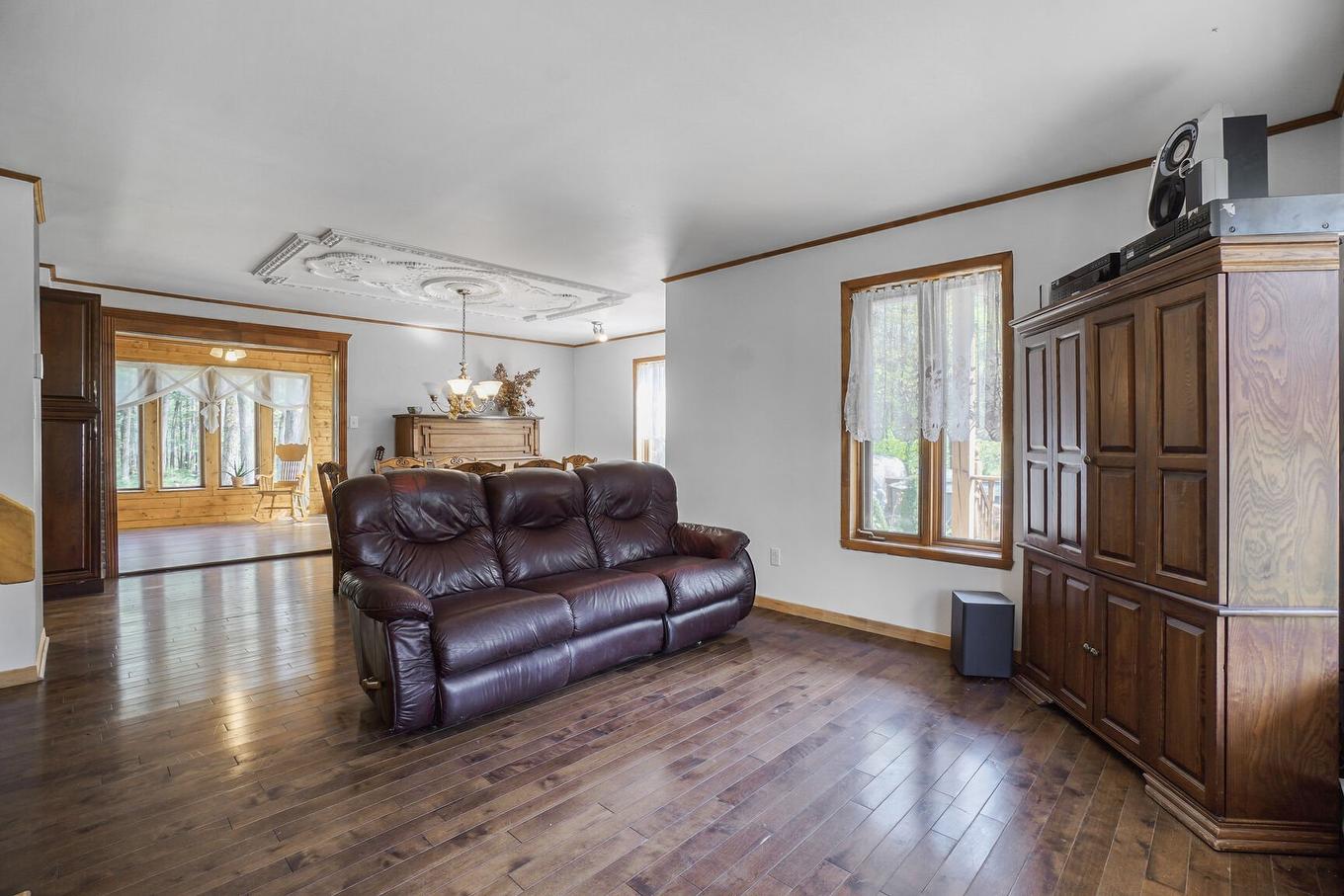 Living room - 2043 Av. Pierre, Mascouche, QC - Indoor Photo Showing Living Room