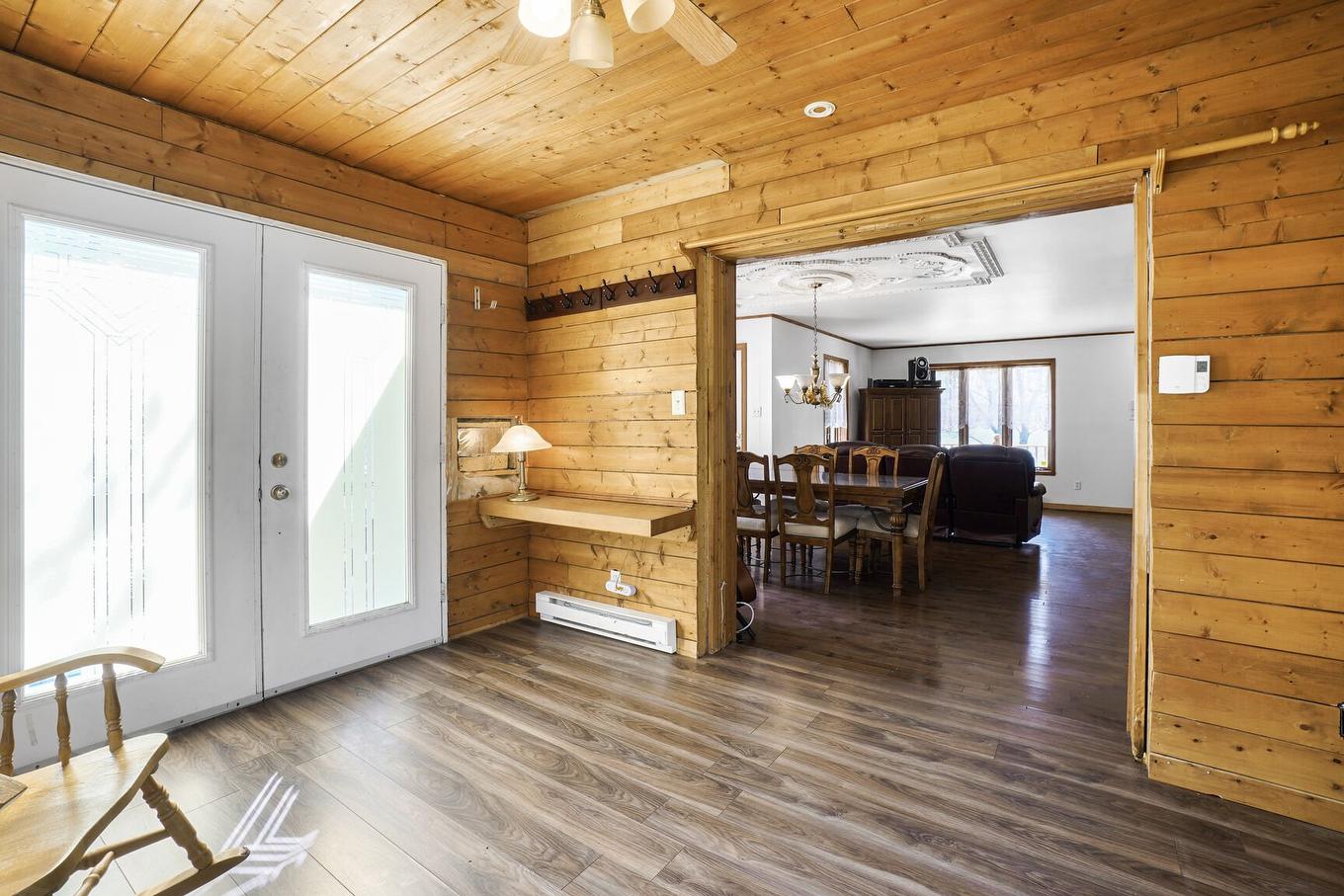 Veranda - 2043 Av. Pierre, Mascouche, QC - Indoor Photo Showing Other Room