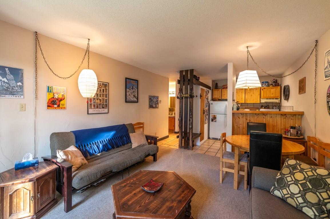 305-1191 Apex Mountain Road, Apex Mountain, BC - Indoor Photo Showing Living Room