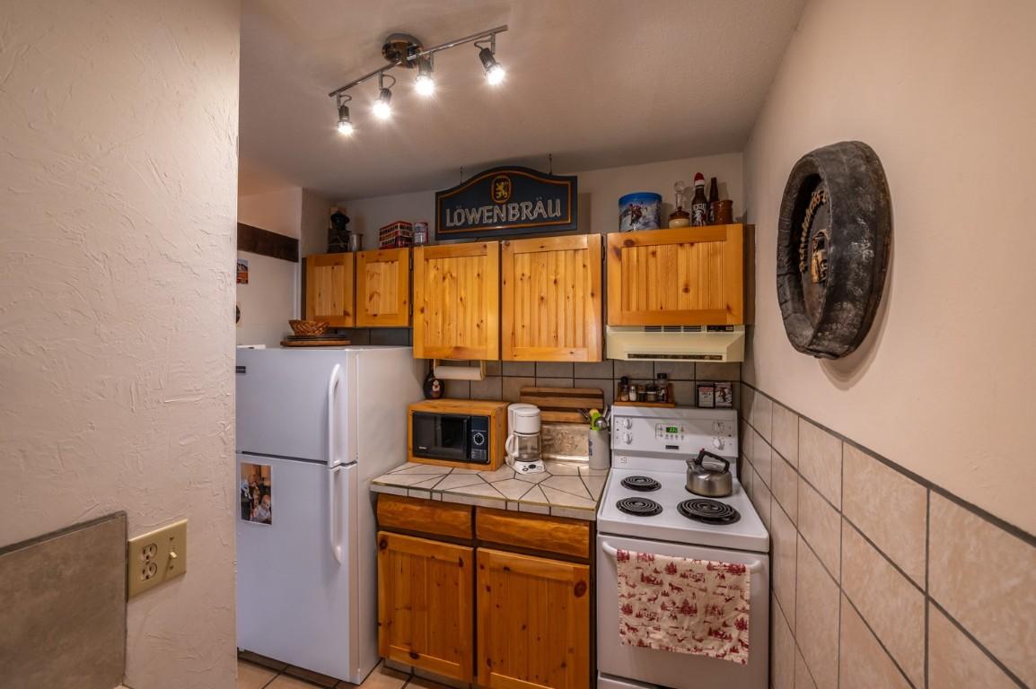305-1191 Apex Mountain Road, Apex Mountain, BC - Indoor Photo Showing Kitchen
