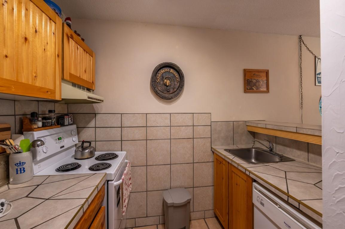 305-1191 Apex Mountain Road, Apex Mountain, BC - Indoor Photo Showing Kitchen
