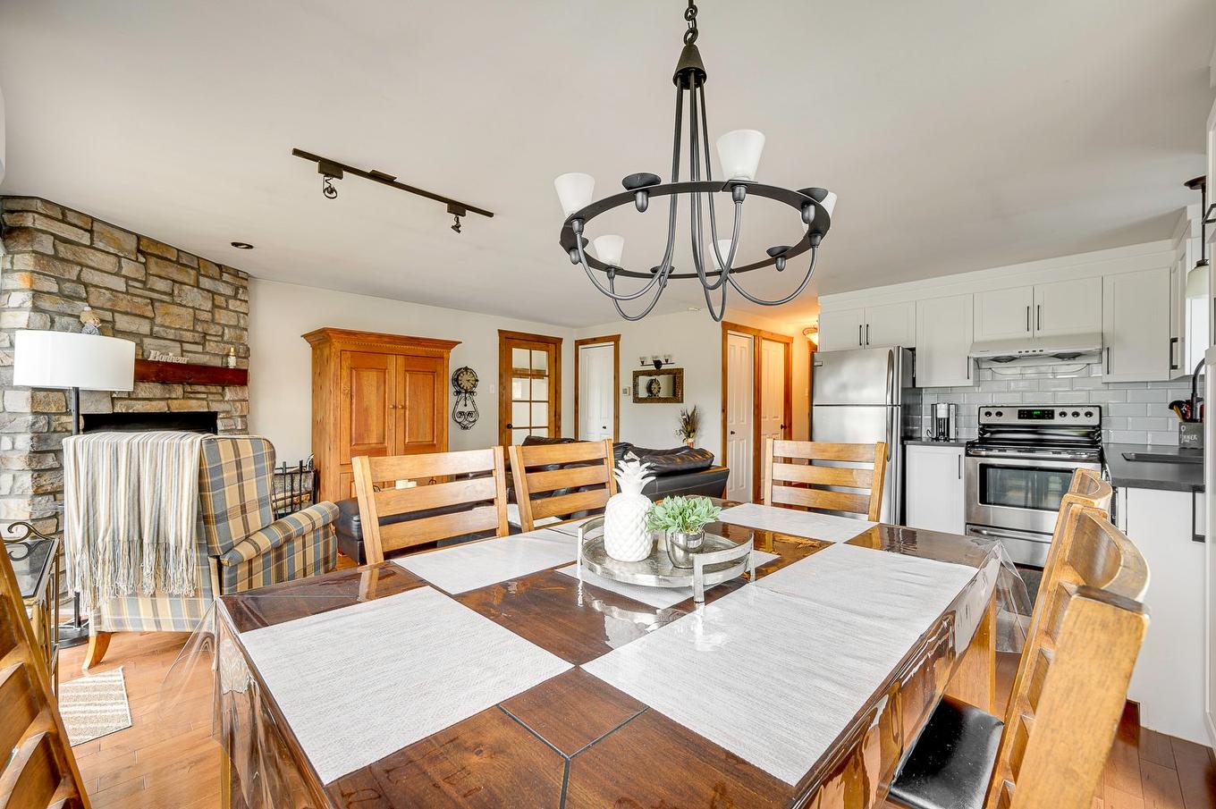 Dining room - 219 Ch. Des Habitations-Des-Monts, Saint-Sauveur, QC - Indoor Photo Showing Other Room