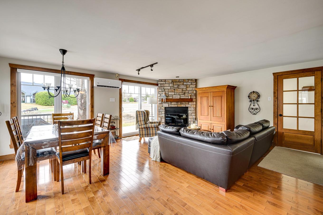 Overall view - 219 Ch. Des Habitations-Des-Monts, Saint-Sauveur, QC - Indoor With Fireplace