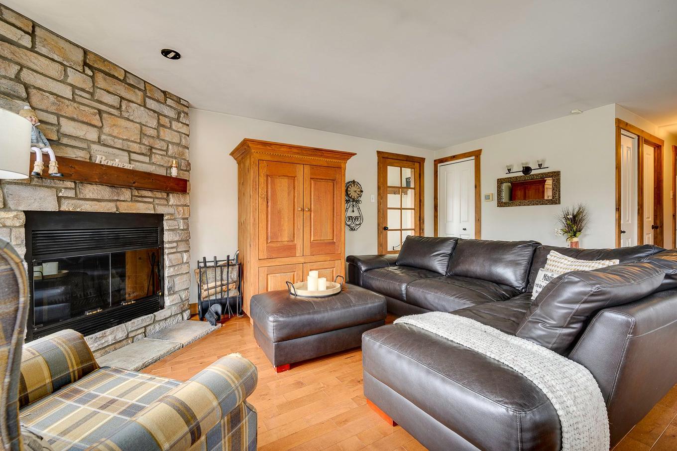 Living room - 219 Ch. Des Habitations-Des-Monts, Saint-Sauveur, QC - Indoor Photo Showing Living Room With Fireplace