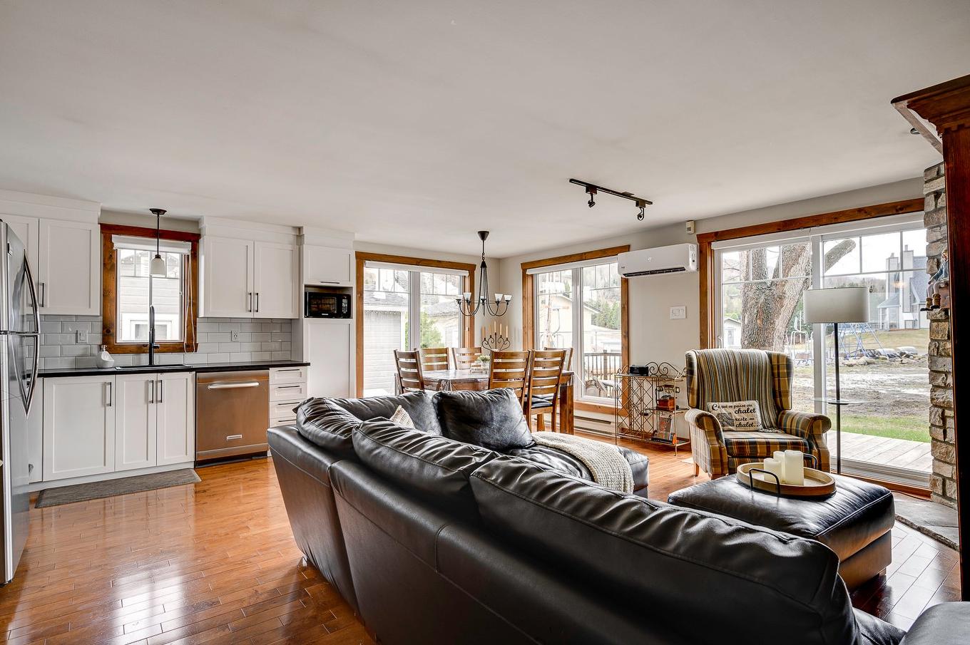 Living room - 219 Ch. Des Habitations-Des-Monts, Saint-Sauveur, QC - Indoor Photo Showing Living Room