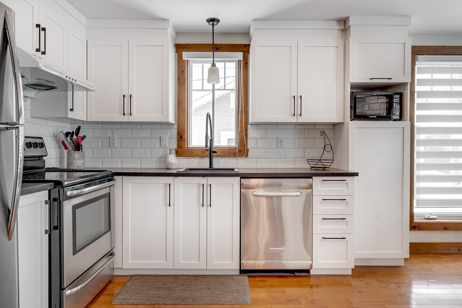 Cuisine - 219 Ch. Des Habitations-Des-Monts, Saint-Sauveur, QC - Indoor Photo Showing Kitchen With Upgraded Kitchen