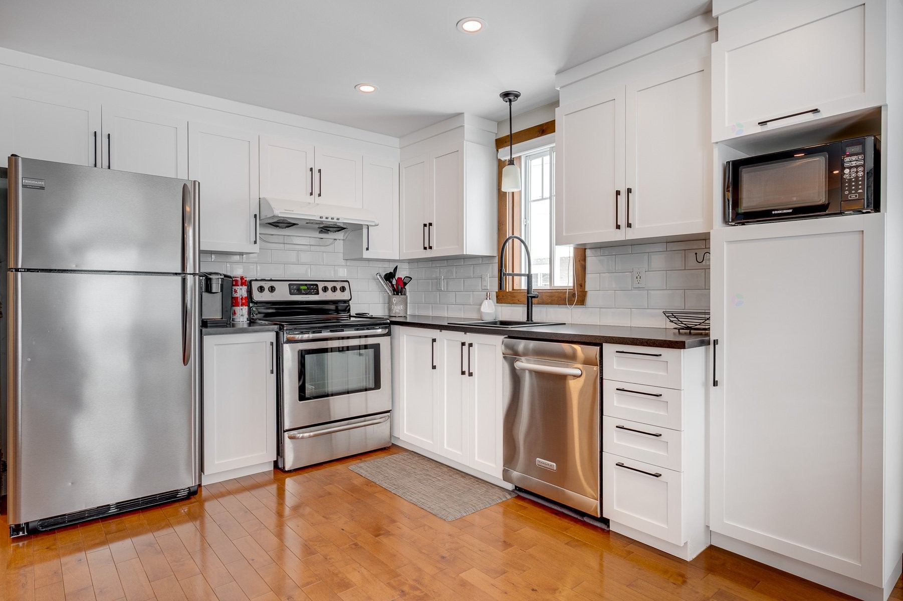 Cuisine - 219 Ch. Des Habitations-Des-Monts, Saint-Sauveur, QC - Indoor Photo Showing Kitchen With Upgraded Kitchen