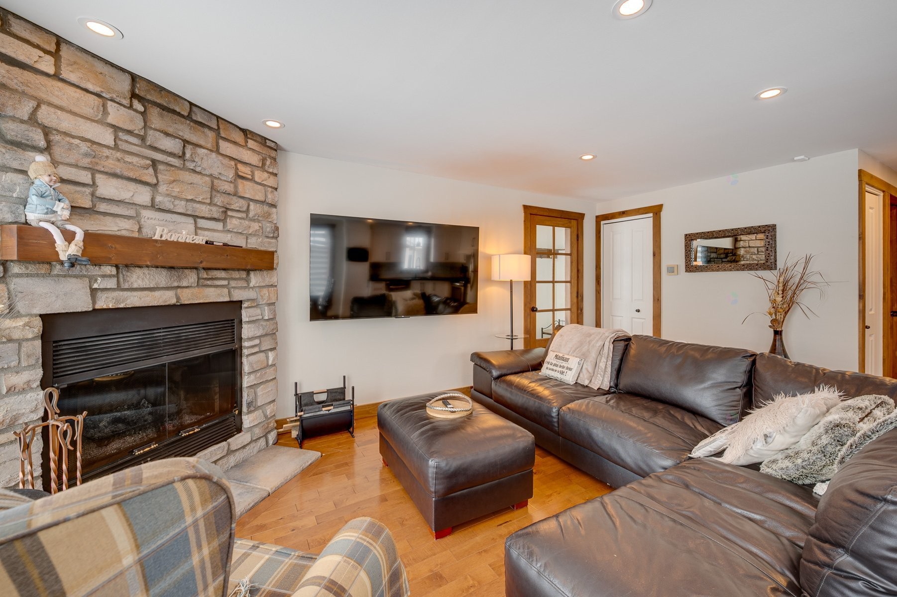 Salon - 219 Ch. Des Habitations-Des-Monts, Saint-Sauveur, QC - Indoor Photo Showing Living Room With Fireplace
