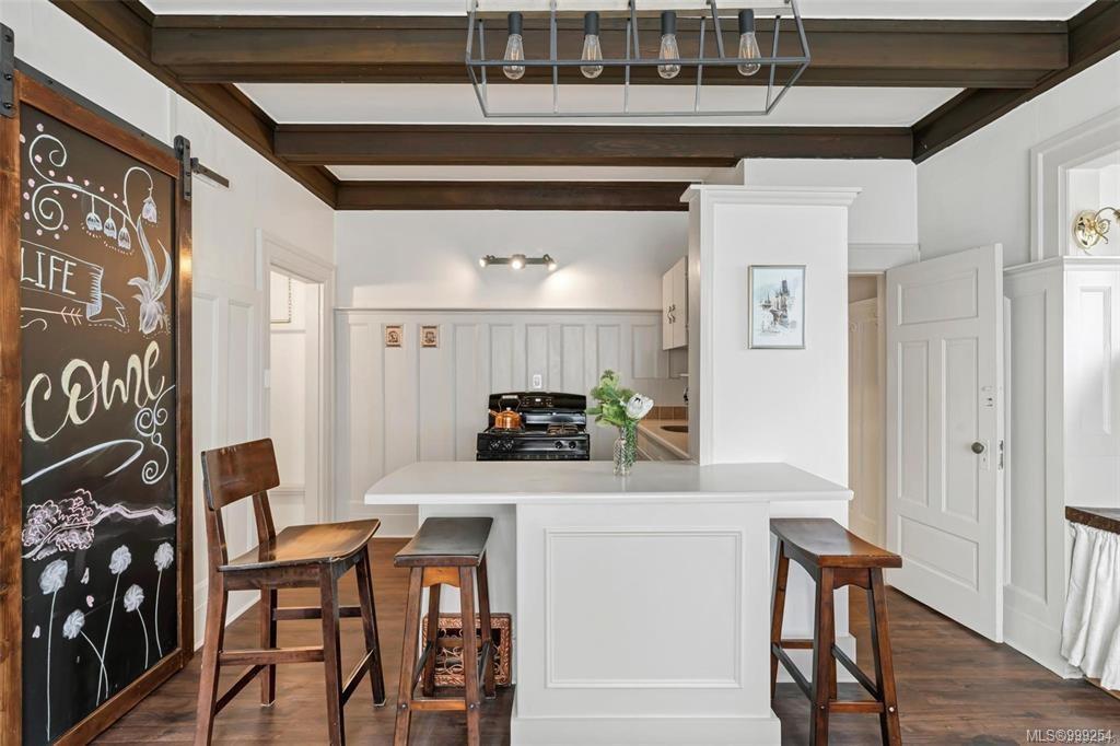 516 Su'It St, Victoria, BC - Indoor