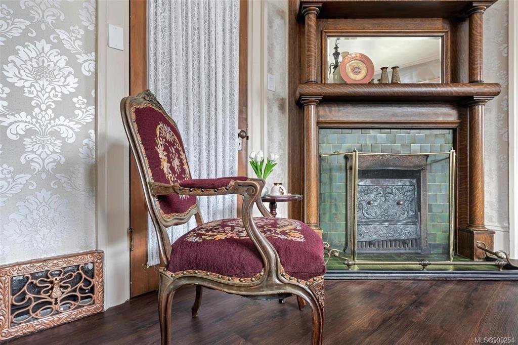516 Su'It St, Victoria, BC - Indoor With Fireplace