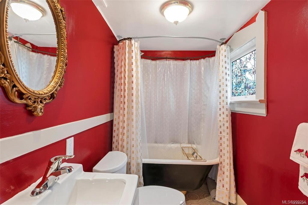 516 Su'It St, Victoria, BC - Indoor Photo Showing Bathroom