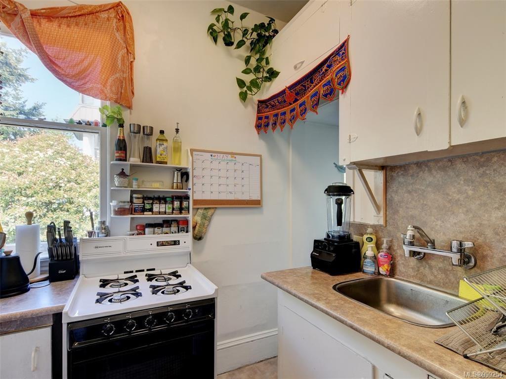 516 Su'It St, Victoria, BC - Indoor Photo Showing Kitchen