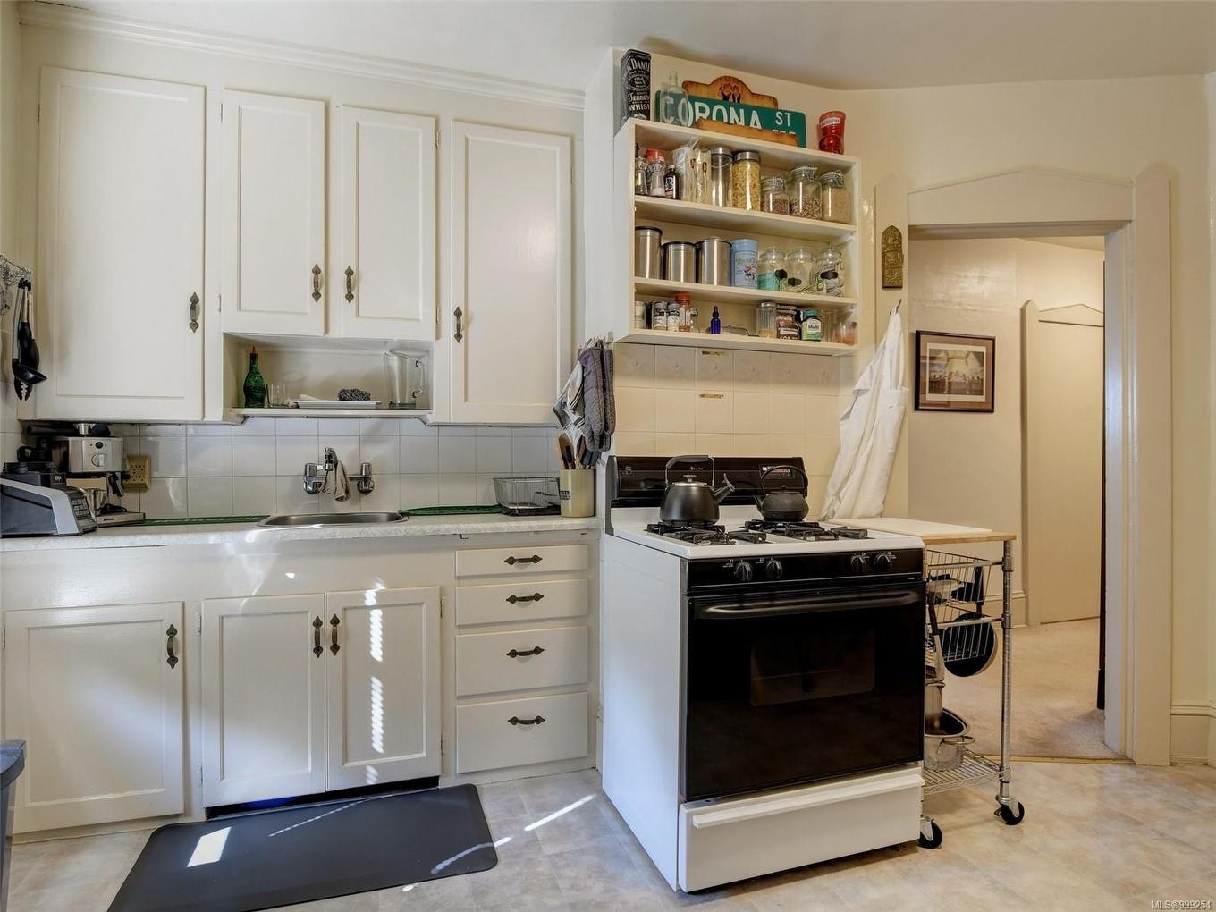 516 Su'It St, Victoria, BC - Indoor Photo Showing Kitchen